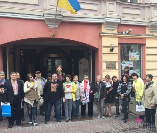 В Москве несколько десятков человек отметили День вышиванки шествием по Арбату