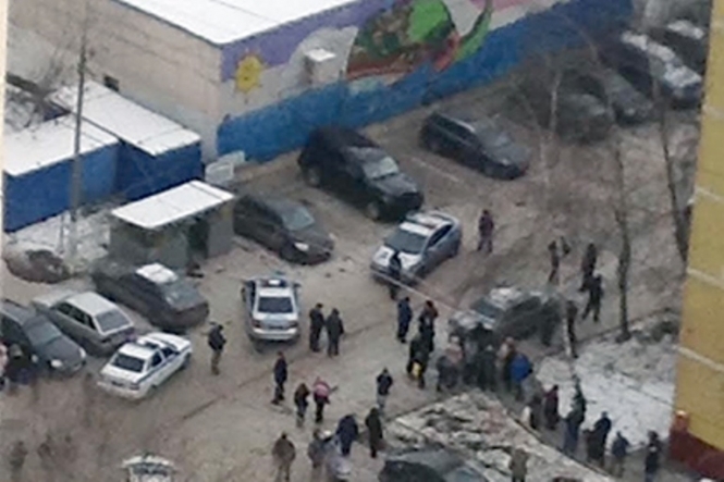 Вооруженный мужчина захватил заложников в московской школе