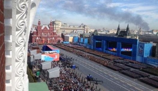 Столб дыма от сильного пожара в Москве видно на параде у Кремля