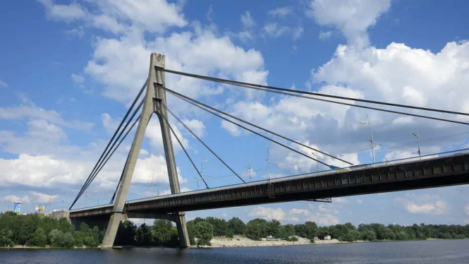 У Києві російський дрон удруге атакував Північний міст