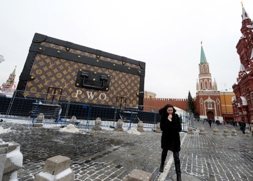 Путина возмущает павильон в виде чемодана Louis Vuitton на Красной площади