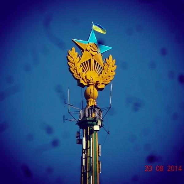 У Москві невідомі перефарбували зірку у синьо-жовті кольори на легендарній багатоповерхівці