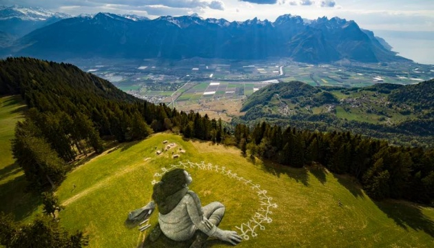 В Альпах появилась гигантская картина на тему борьбы с пандемией