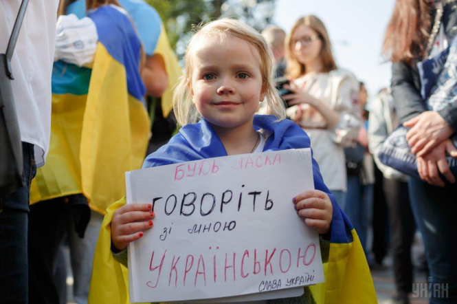 57% українців стали більше спілкуватися або повністю перейшли на українську мову
