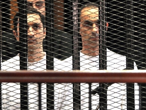 Сини Мубарака залишаться у в’язниці