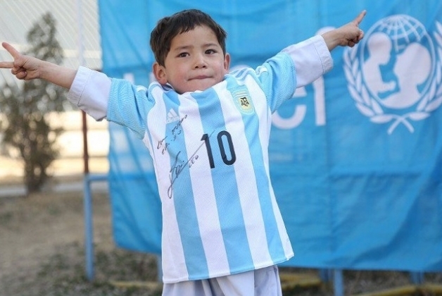 Месси подарил афганскому мальчику две футболки и мяч