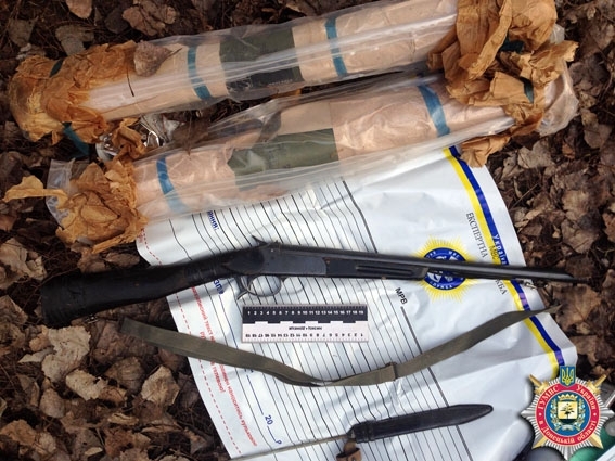 В Красноармійську правоохоронці знайшли схрон бойовиків зі зброєю та символікою ДНР