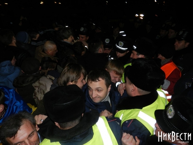 У Миколаєві міліція намагалася знести намети Євромайдану (відео)