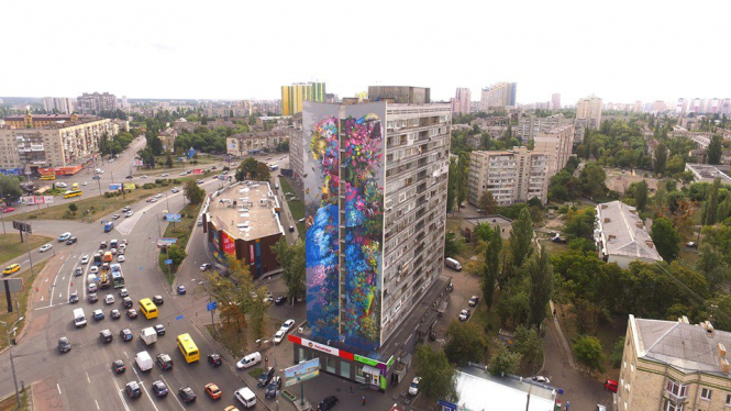 Мурал на Дарницкой площади в Киеве уничтожили ради места под рекламу