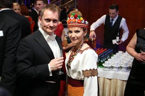 На підтримку України голова МЗС Естонії прийшла на прийом у гуцульському вбранні, - фото