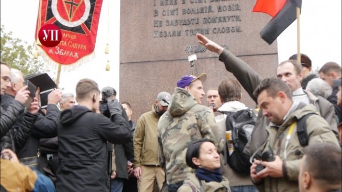 На марші слави Героїв у Києві затримали чоловіка за нацистське вітання, - ВІДЕО