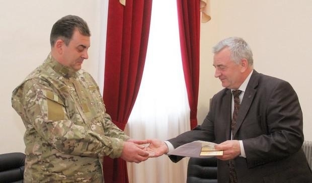 Минообороны наградило военного медика, который эвакуировал более 600 раненых бойцов из Иловайского котла, - фото