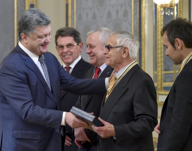 Порошенко наградил Вакарчука и Павлычко орденами Свободы