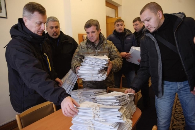 Наливайченко передав в АП 300 томів заяв постраждалих від дій офшорників