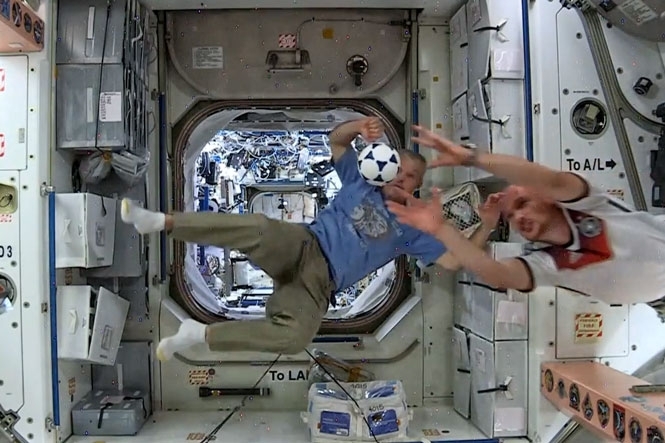 Астронавты в космосе сыграли в футбол