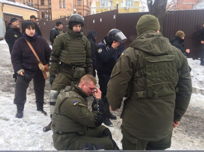 Сутички біля Солом'янського суду: поліцейський отримав вогнепальне поранення, - ВІДЕО