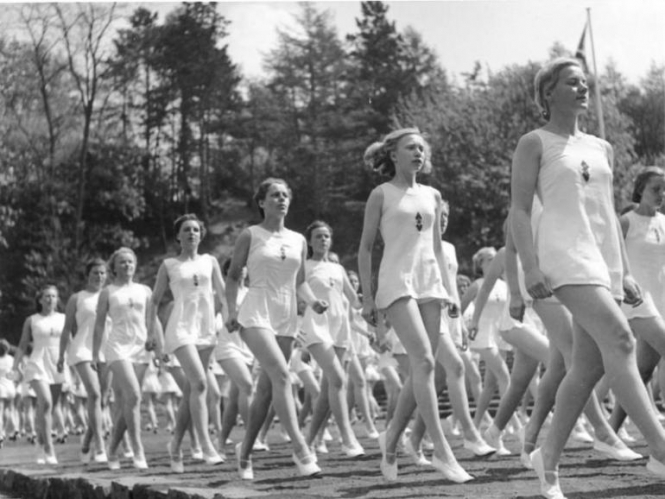 Школа підготовки дружин в нацистській Німеччині (фото)