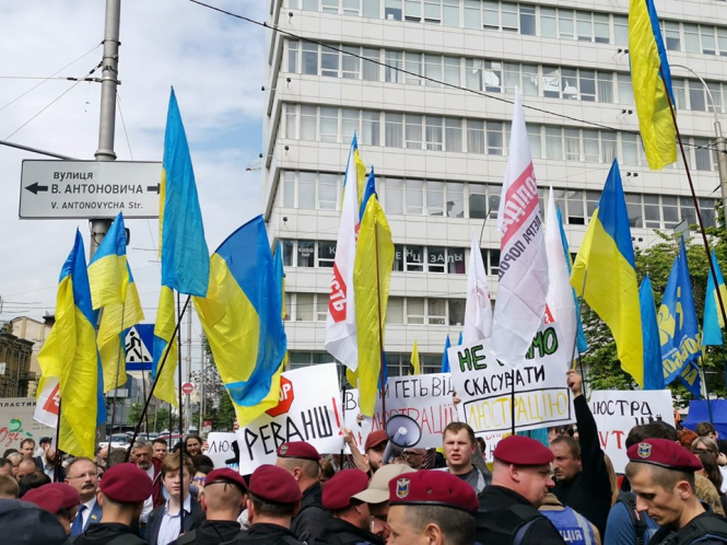 Националисты и сторонники Порошенко подрались под КС - ВИДЕО