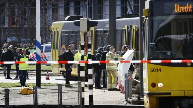 При стрельбе в трамвае Утрехта погиб один человек
