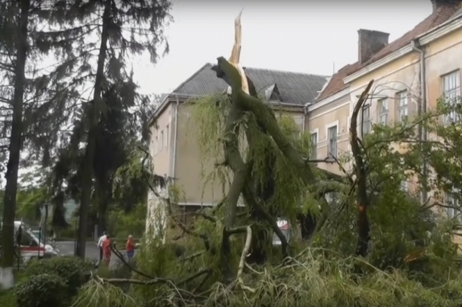На Львівщині буревій залишив більше 200 будинків без дахів
