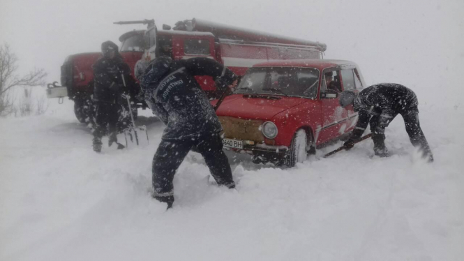 Водіїв попереджають, що дороги замете товстим шаром снігу