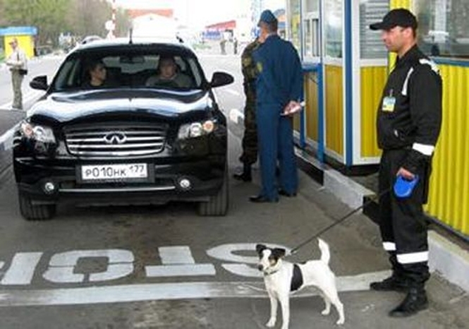 Під виглядом гуманітарної допомоги в Україну завозять дорогі автомобілі
