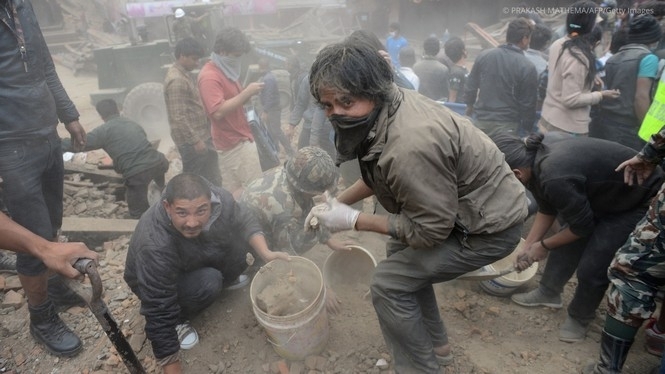 В результате землетрясения в Непале погибло 7,6 тыс. человек
