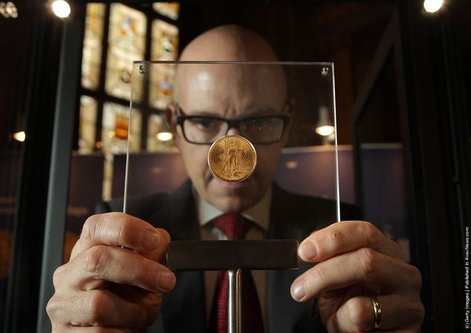 За $ 3500000 на аукционе продали старинную монету, отчеканенную в честь убийства Юлия Цезаря