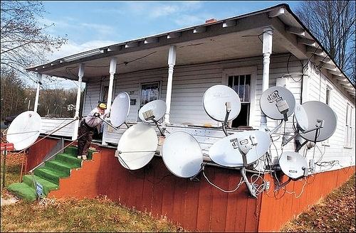 Украинцам хотят запретить самовольное установление спутниковых тарелок на жилых домах