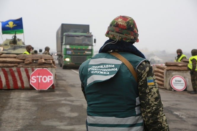 С 13 октября Украина запрещает перемещение продуктовых грузов из Крыма