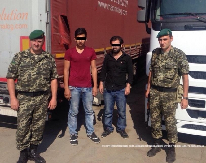 Прикордонники Одеського загону затримали нелегальних сирійців, які переховувались у вантажівці