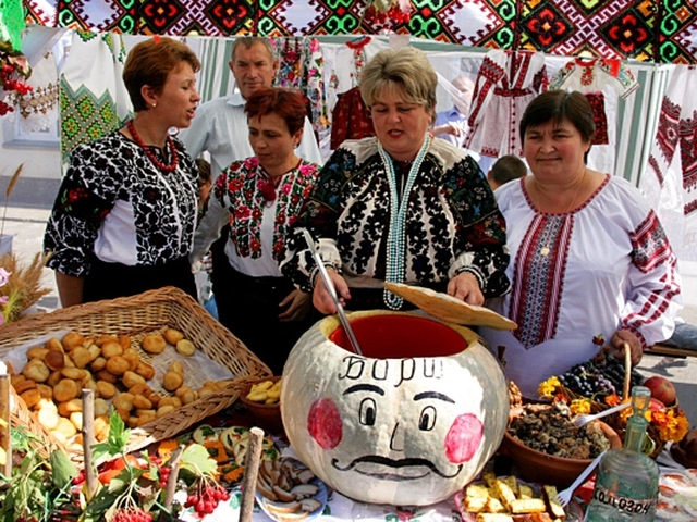 Українці, які розмовляють рідною мовою, люблять борщ, а російськомовні - 