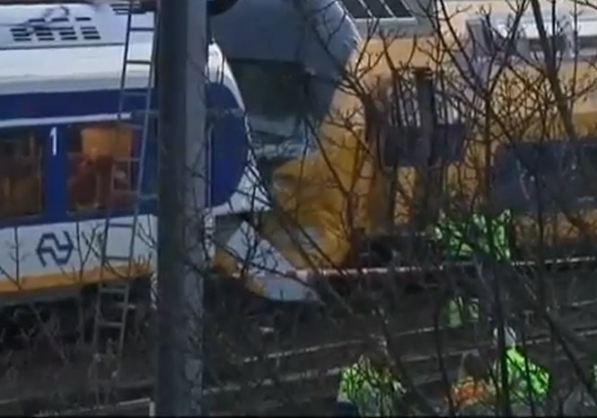 Зіткнення потягів в Амстердамі: 125 осіб травмовано (відео)