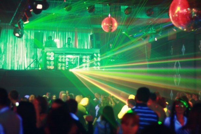 Нідерланди закривають нічні клуби через новий стрибок заражень