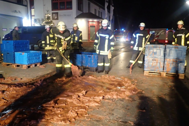 В Германии из-за аварии на фабрике на тротуар вытекло около тонны шоколада