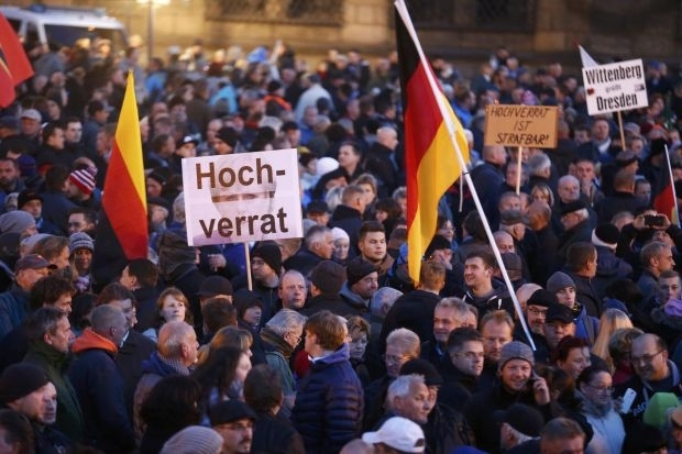 У німецькому Дрездені кілька тисяч людей протестували проти мігрантів 