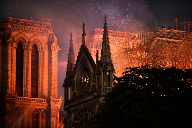 Пожар в Соборе Парижской Богоматери потушили, - ОБНОВЛЕНО