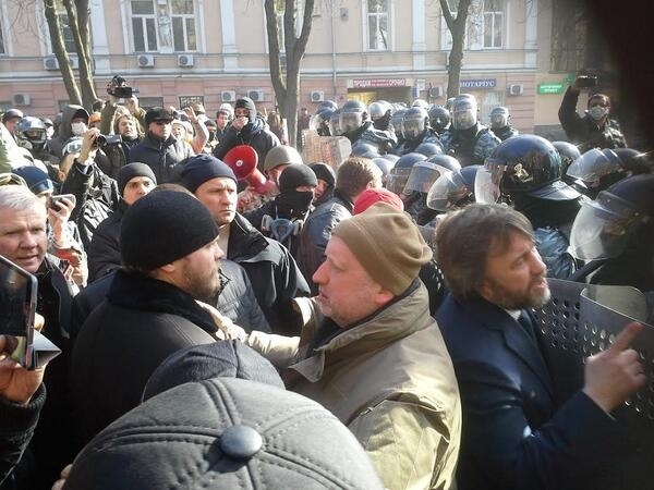 Турчинов поговорил с Новинским, увиделся с Януковичем и теперь собирает фракцию