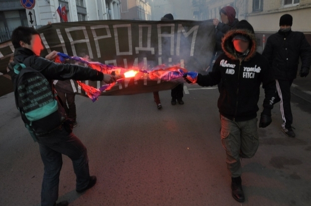 Националисты в Москве сожгли флаг 