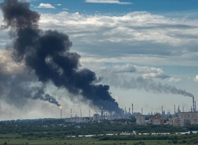 ЗСУ вдарили по найбільшому НПЗ росії в Омську