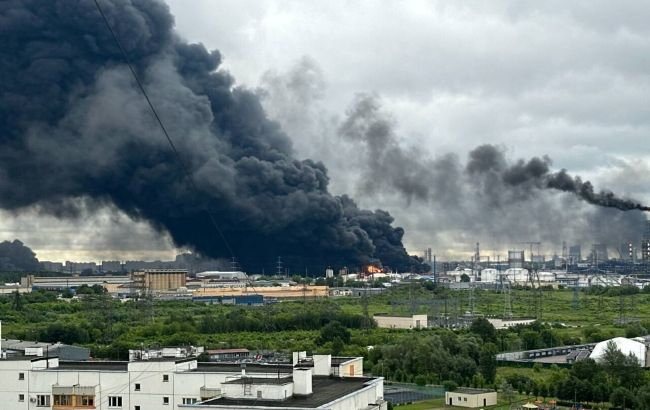 Українські дрони повторно атакували московський НПЗ: Зеленський прокоментував атаку