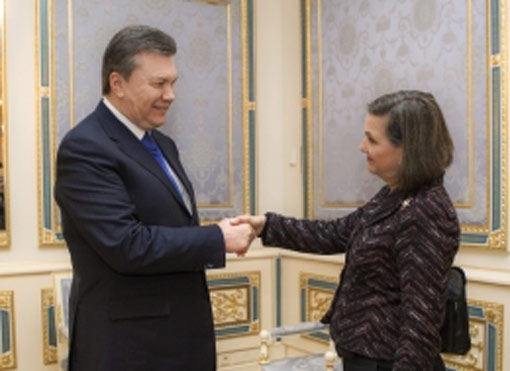 Янукович пообіцяв Нуланд прискорити звільнення заарештованих, конституційну реформу і діалог з опозицією
