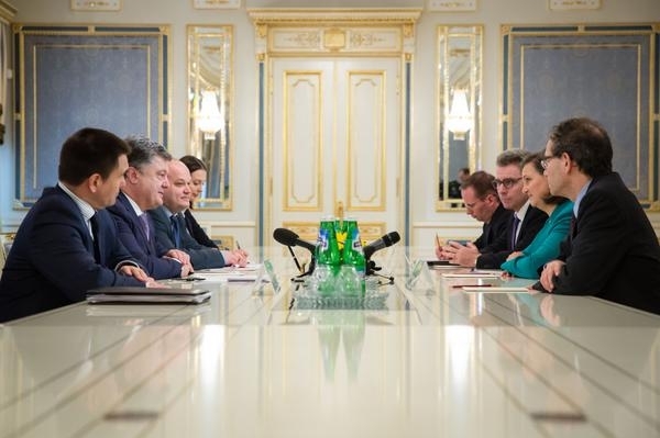 Порошенко и Нуланд обсудили перемирие на Донбассе