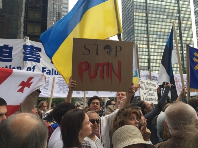 В Нью-Йорке Путина встречают громкими протестами, - фото