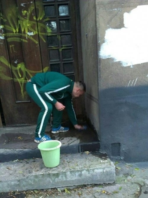 Во Львове полицейские заставили убрать за собой человека, который справил нужду в подъезде
