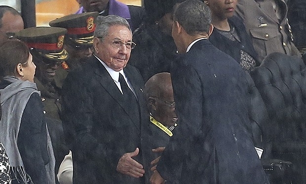 Після десятиліть ворожнечі президенти США і Куби потисли один одному руки, - фото