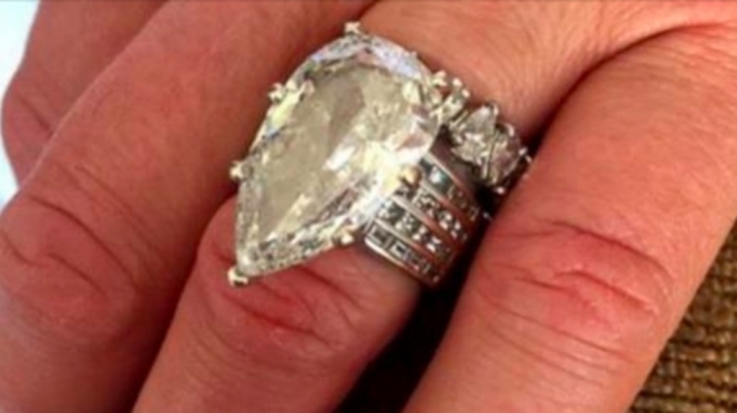 В США мужчина случайно выбросил в мусорник кольцо жены стоимостью $400 тыс