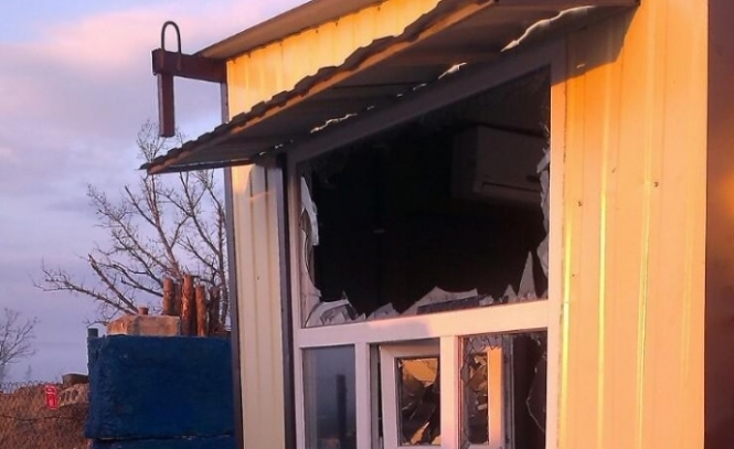 Боевики обстреляли пункт пропуска в Луганской области: ранено военного