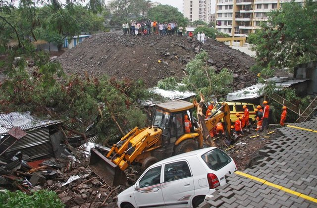 В Индии по меньшей мере 15 человек погибли из-за обвала стены на строительстве