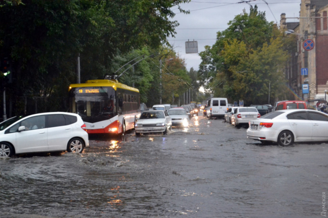 В Одесі через сильну зливу затопило вулиці, - ФОТО